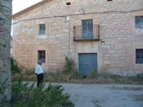 D. Julio Lzaro, frente a la que fue su casa.