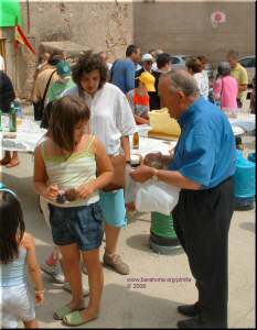 Don Jacinto repartiendo chuches